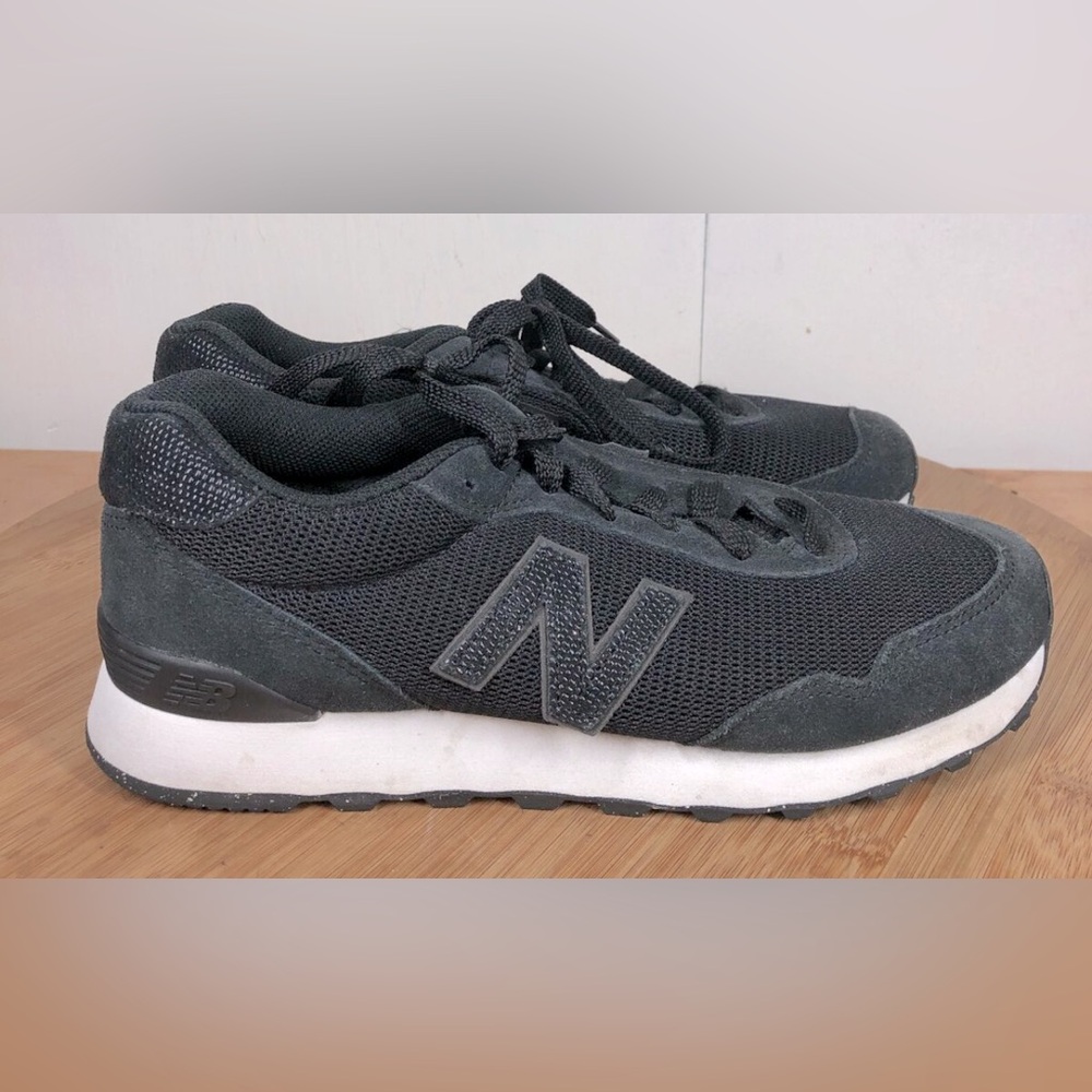 Women’s New Balance sneakers Size 9. Worn in excellent condition no rips.